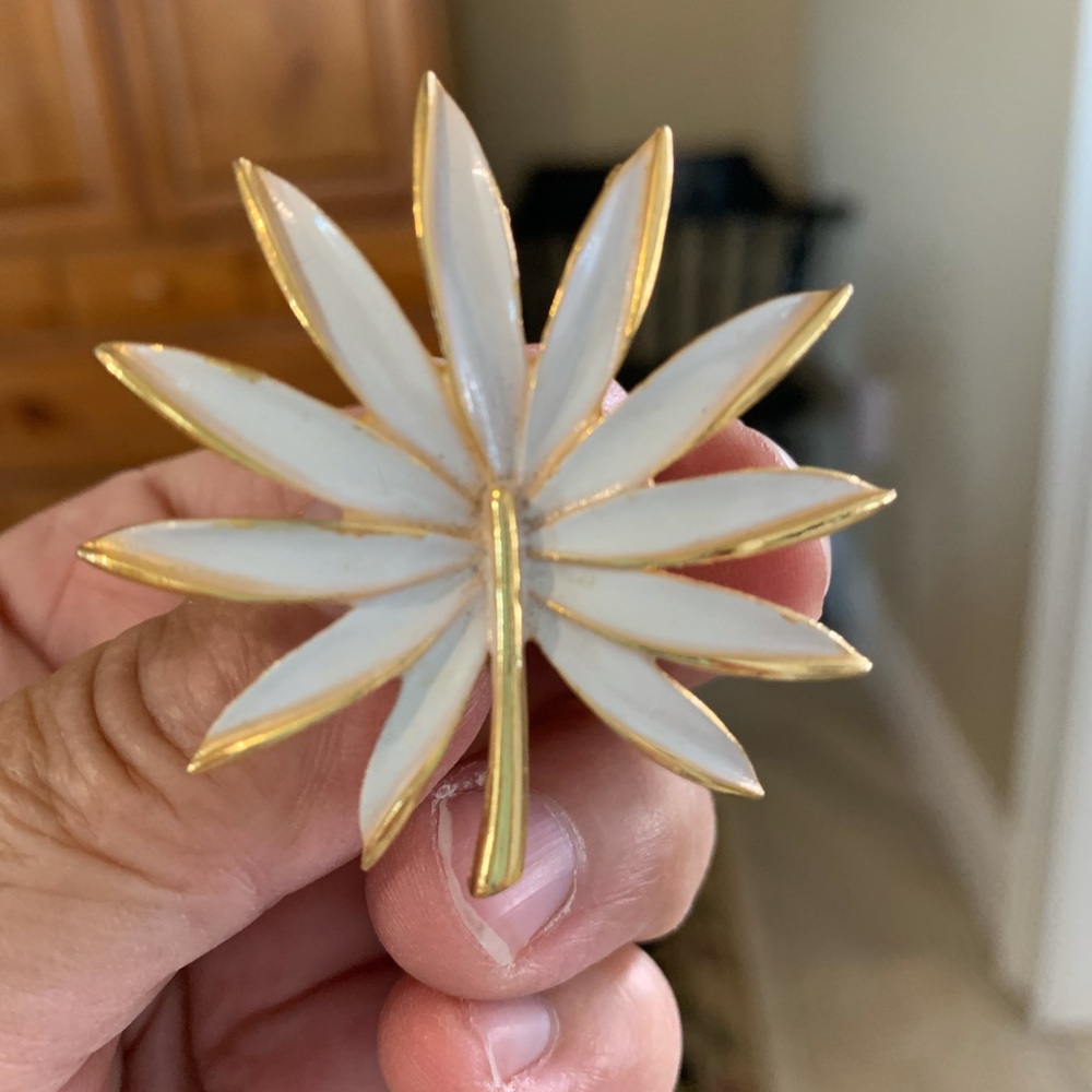 Vintage goldtone  flower brooch